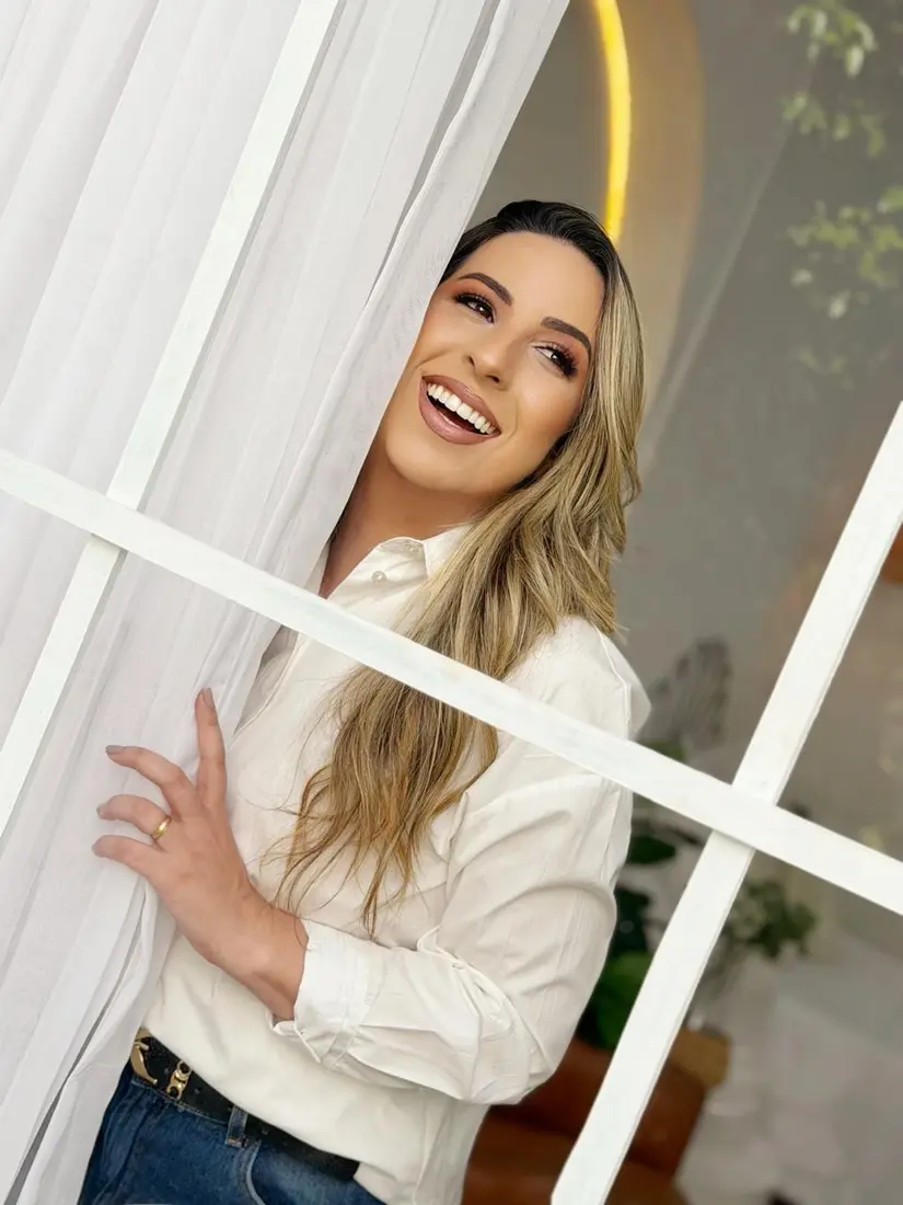 Daiana Lima sorrindo em seu consultório